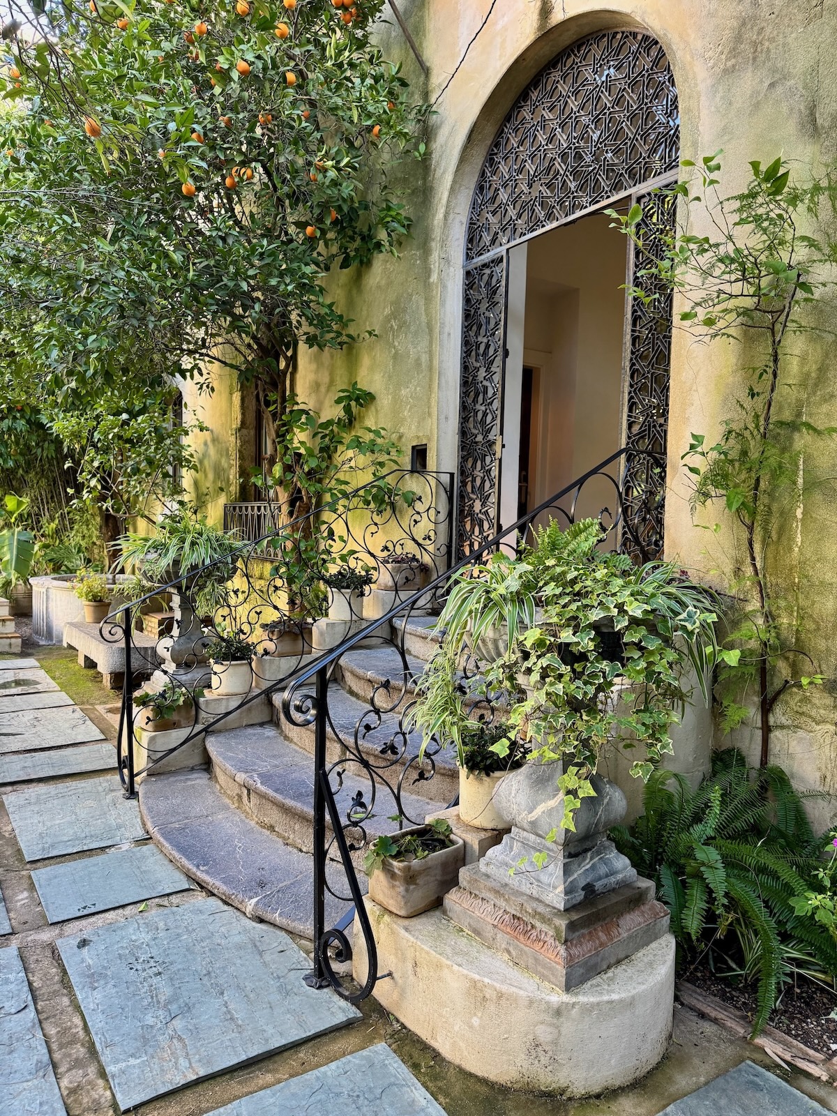 Treppe in den Hotelgarten
